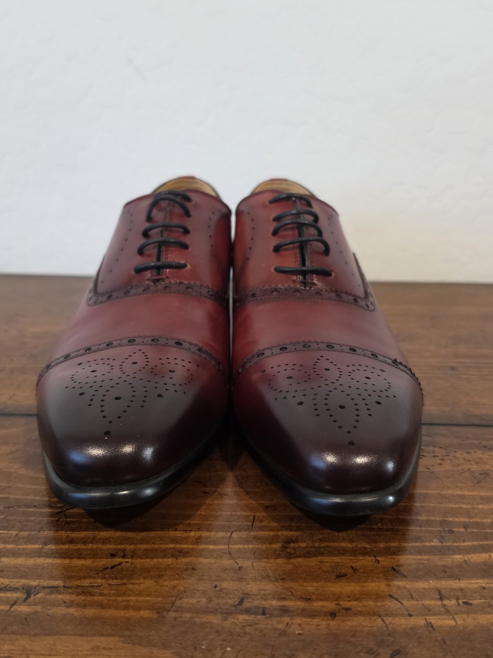 Giovanni Mens Handmade Artisan Leather Oxfords Burgundy Medallion Toe Size 9 NWT
